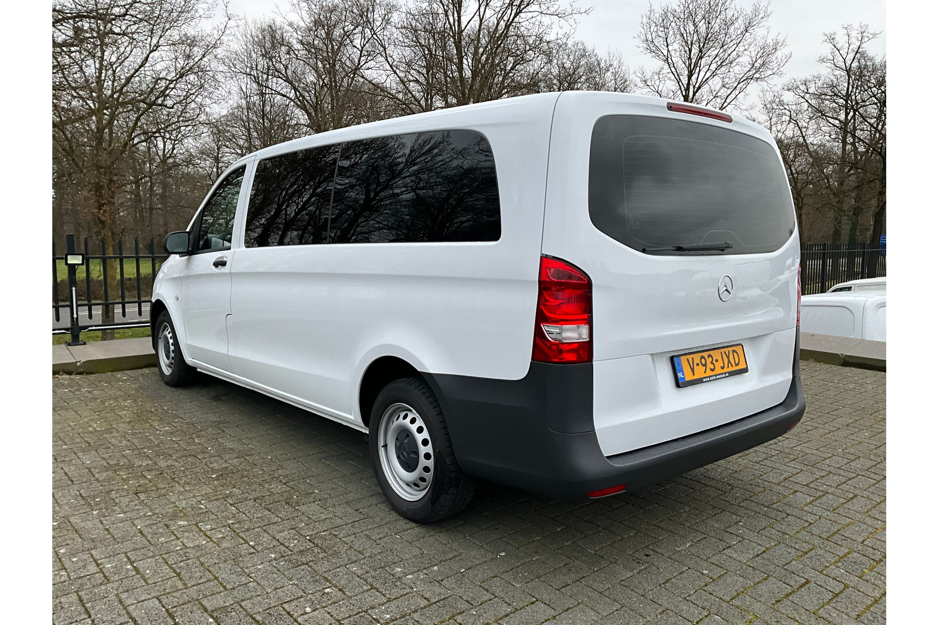42995420-13.jpg