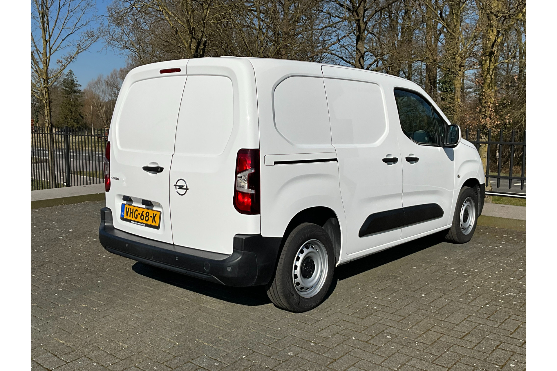 43783844-1.jpg