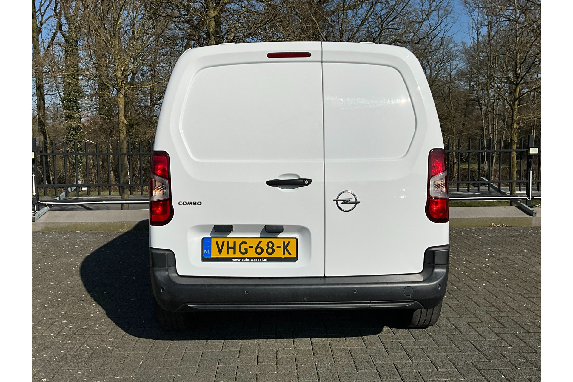 43783844-23.jpg