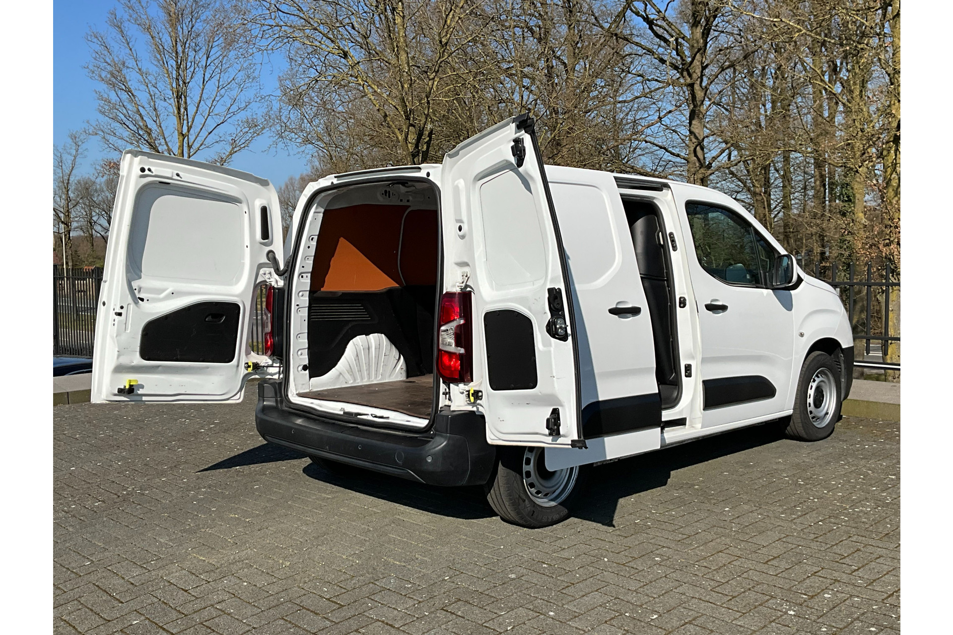 43783844-6.jpg