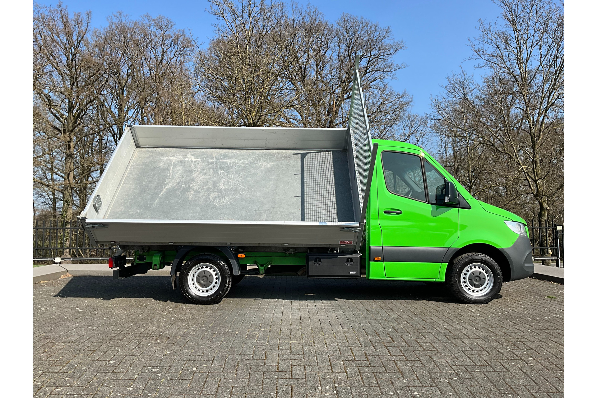 43832295-1.jpg