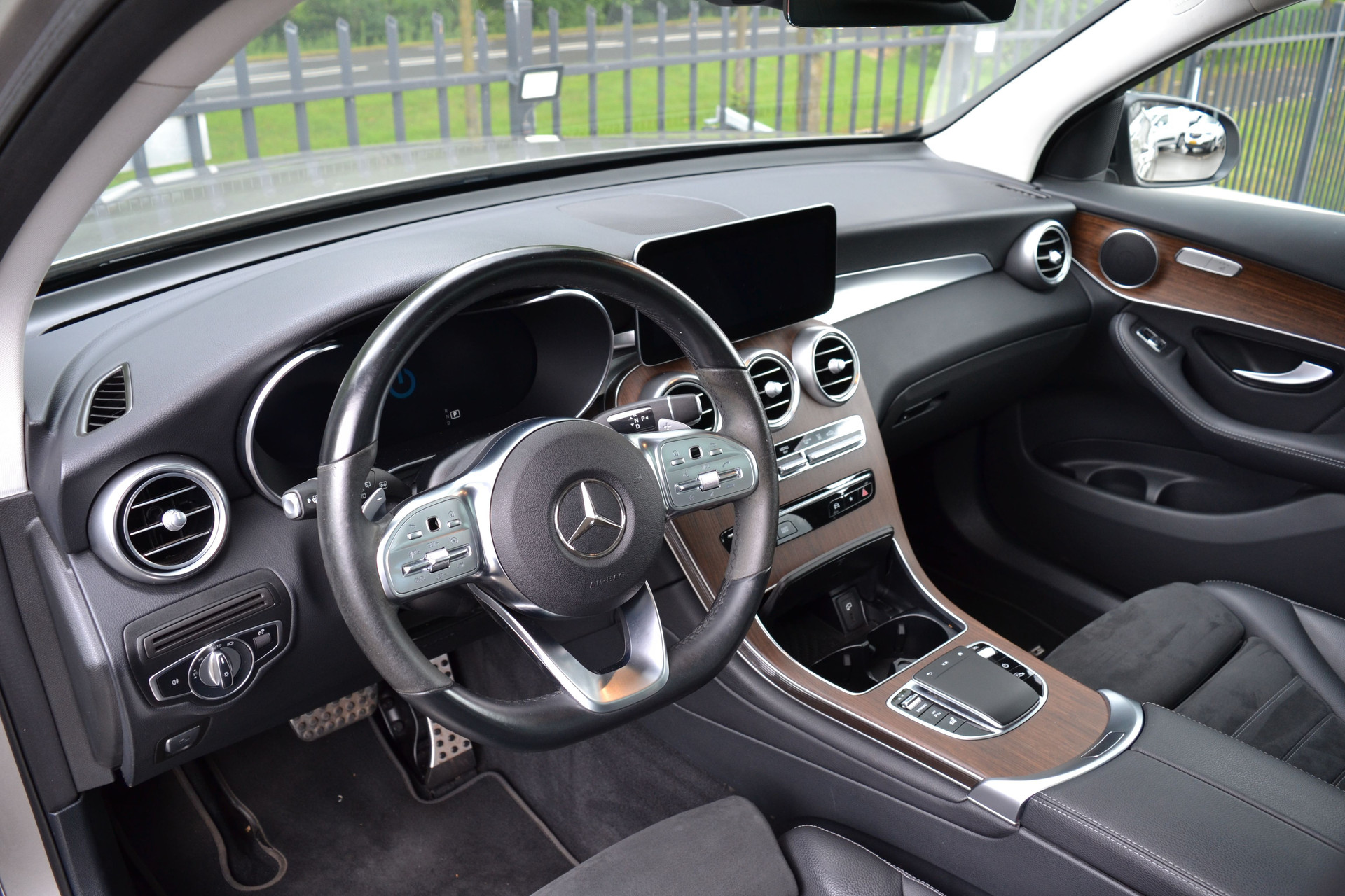 45603225-3.jpg