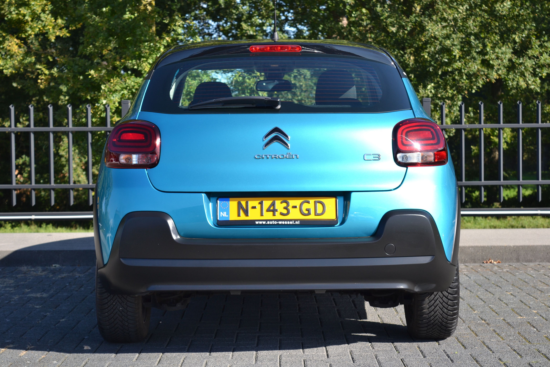 47826563-7.jpg