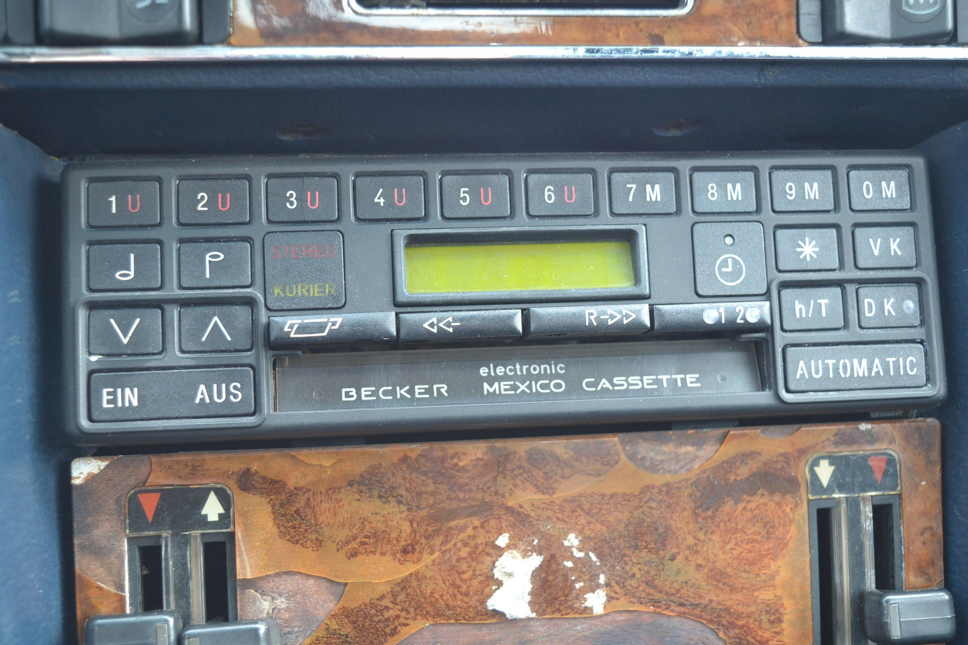 47880866-8.jpg