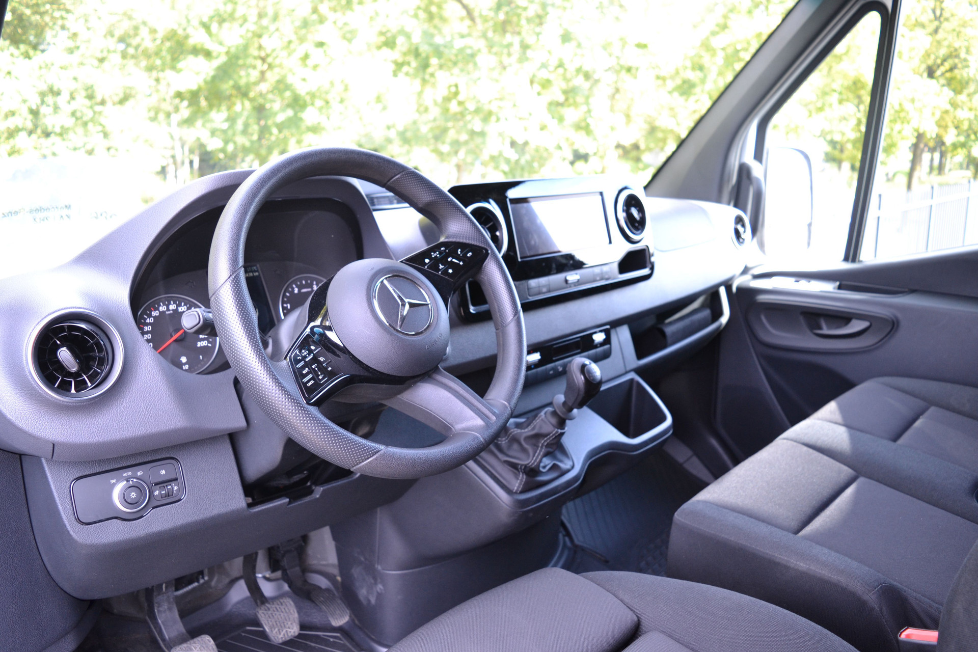 48119140-4.jpg
