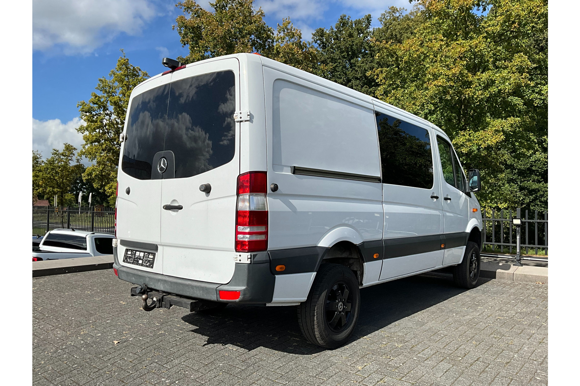 48514765-2.jpg