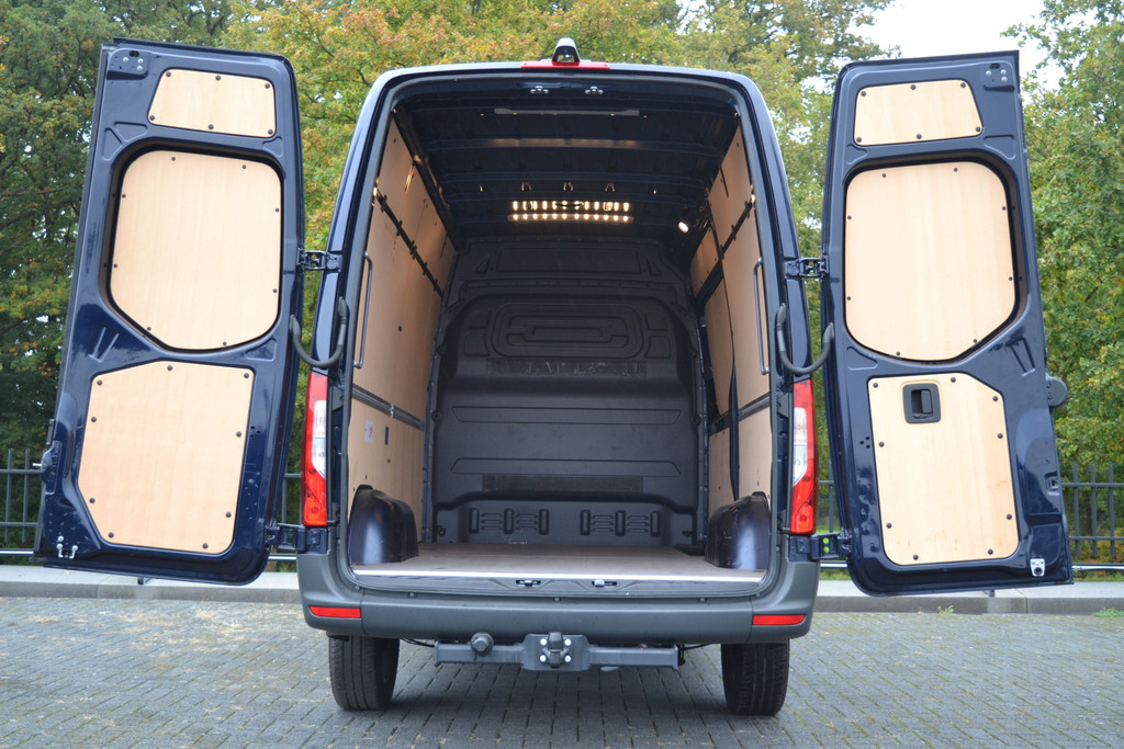 49110295-2.jpg